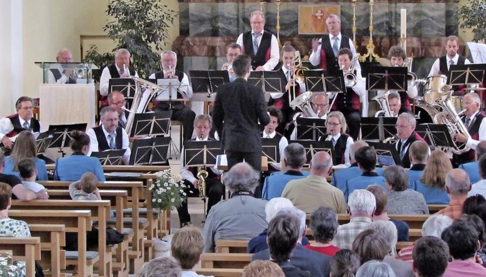 Der Musikverein Stammheim gastierte fürs Muttertagskonzert in der katholischen Kirche Ramsen und bot ein schönes Programm. Bild: Ernst Hunkeler