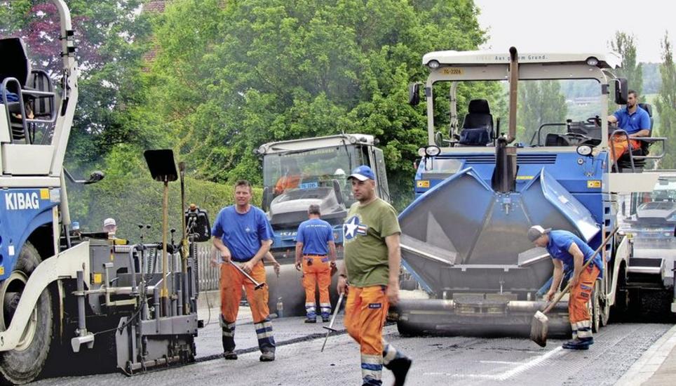 Innerhalb von zwei Tagen erhielten 800 Meter Kantonsstrasse in Stein Vor der Brugg einen neuen Deckbelag. Bild: Ernst Hunkeler