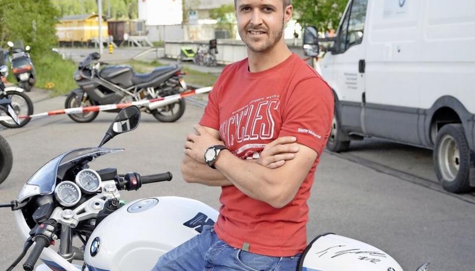 Auf Stippvisite in Schaffhausen: Das Motorrad ist bei Tom Lüthi auch ausserhalb des Rennzirkus immer präsent. Bild: T. Erlemann