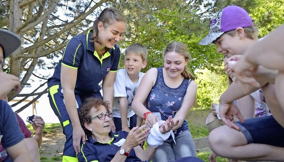 Nachdem Kursleiterin Beatrice Beutel den Kindern einiges beigebracht hatte, spielte sie selbst das Unfallopfer. Bild: Thomas Güntert