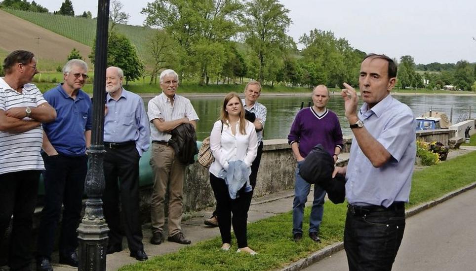 Der Stadtpräsident in seinem Element: Am Rheinufer lauschen interessierte Bürger seinen Betrachtungen zur Stellung von Diessenhofen im Laufe der Geschichte. Bild: Thomas Brack