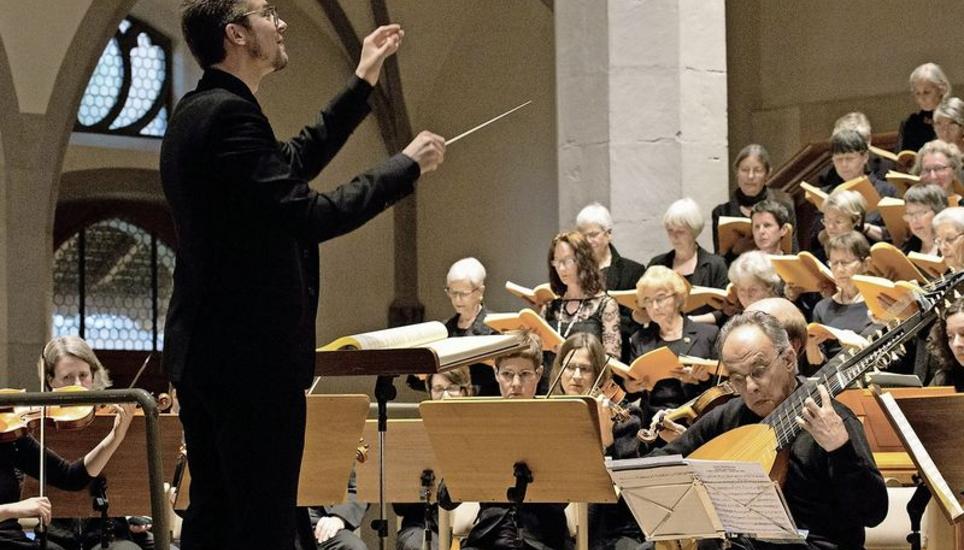 Dirigent Philipp Klahm mit der Neuhauser Kantorei in der Kirche St. Johann. Bild: Luisa Kehl