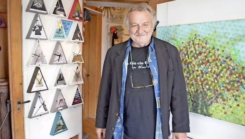 Bruno Giacobbo zeigt in seinem neuen Domizil in der Galerie Weinlandmühle eine Ausstellung mit Bildern und selbst entworfenen Uhren. Bild: Thomas Güntert