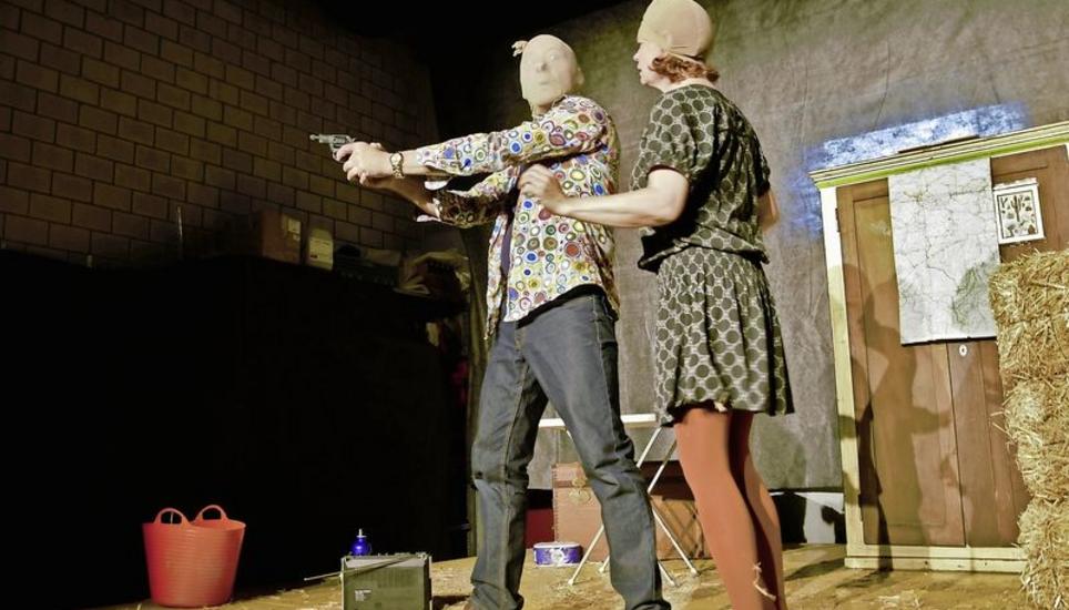 Bonnie und Clyde verüben den nächsten Banküberfall. Bild: Theo Kübler
