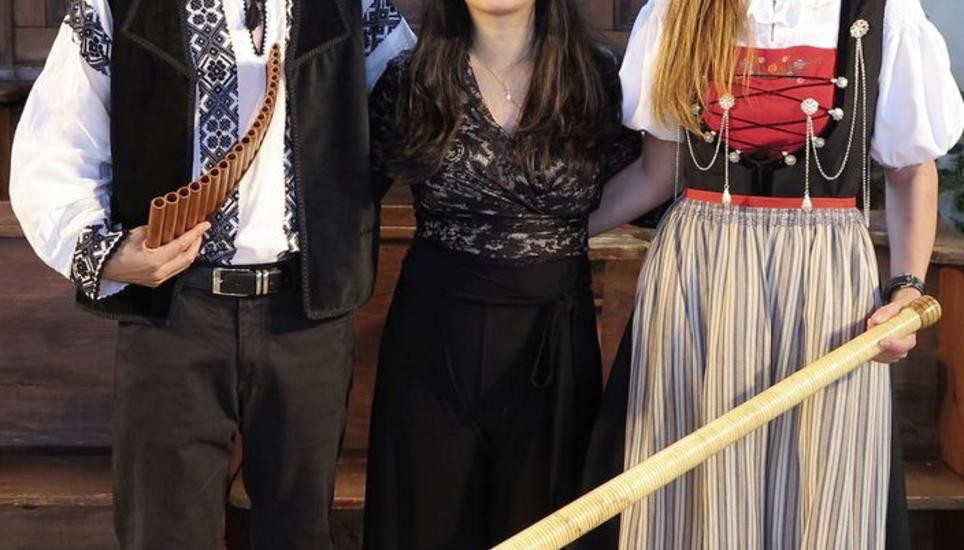Boten Klassik, Folklore und moderne Klänge: Michael Dinner (Panflöte), Kiyomi Higaki (Orgel) und Lisa Stoll (Alphorn; v. l.). Bild: Rolf Hauser