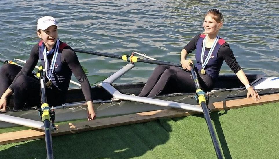 Kristin Mosler vom Ruderclub Schaffhausen (rechts) freut sich mit Robin Petertil (Seeclub Küsnacht) in Cham über die Goldmedaille im U-23-Doppelzweier. Bild: Simon Müller