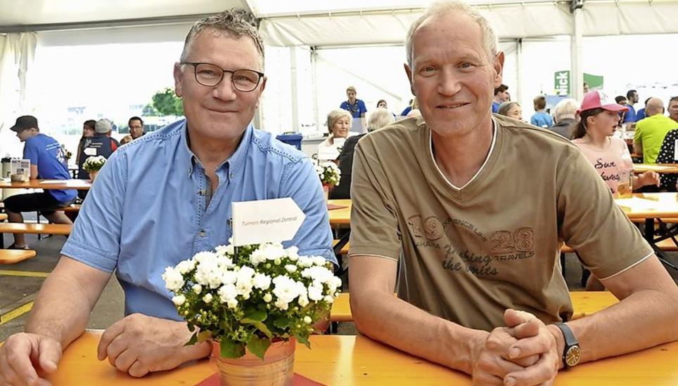 Beeindruckt vom Engagement der Turner zeigten sich der Gemeindepräsident Ruedi Vögele (l.) mit Hans Peter Steinegger.