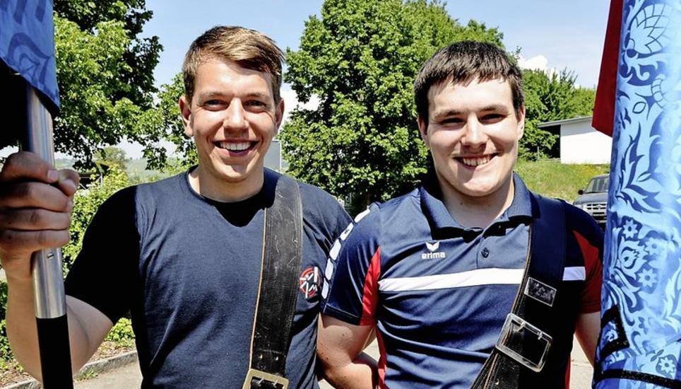 Der scheidende Fähnrich Fabio Steinegger (l.) übte mit dem neuen Fähnrich Oliver Hörnlimann noch den Fahnengruss.