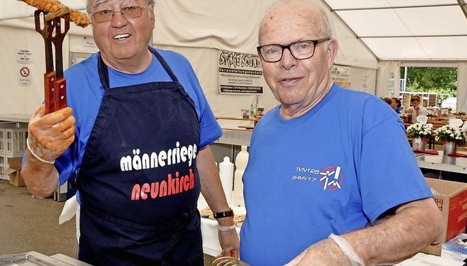 «Als Partnerverein hilft man sich», betonten Fritz Graf (l.) und Hans Ulrich Schönberger von der Männerriege am Grill.