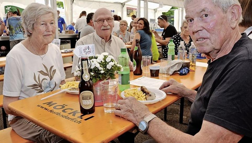 Die noch munteren Turner Erwin (r.) und Anna Marie Gnädinger genossen mit Erwin Uehlinger das Jubiläumsfest.