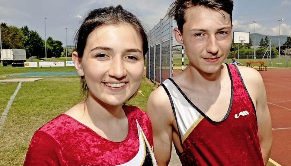 Eldina Haziri und Tristan Schwaninger zeigten sich inm Tenue, in welchem der TV Neunkirch 2009 an den Schaukelringen turnte.