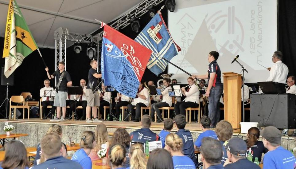Der Tradition folgend wurde mit dem Fahnengruss auf der Bühne die neue Fahne des TV Neunkirch offiziell in Dienst genommen. Bilder: Christoph Merki
