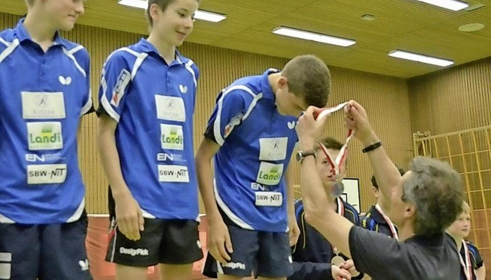 Der Schaffhauser Stadtpräsident Peter Neukomm (r.) händigt dem Neuhauser U-15-Team (Mauro Schärrer, Josef Ondis und Elias Hardmeier, v. l.) die Medaillen aus. Bild: pd