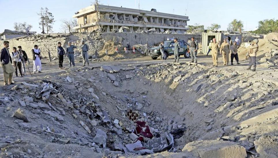 Die Explosion war massiv: Sicherheitskräfte stehen vor dem grossen Krater, den der Selbstmordanschlag vor der deutschen Botschaft in Kabul verursacht hat. Bild: Key