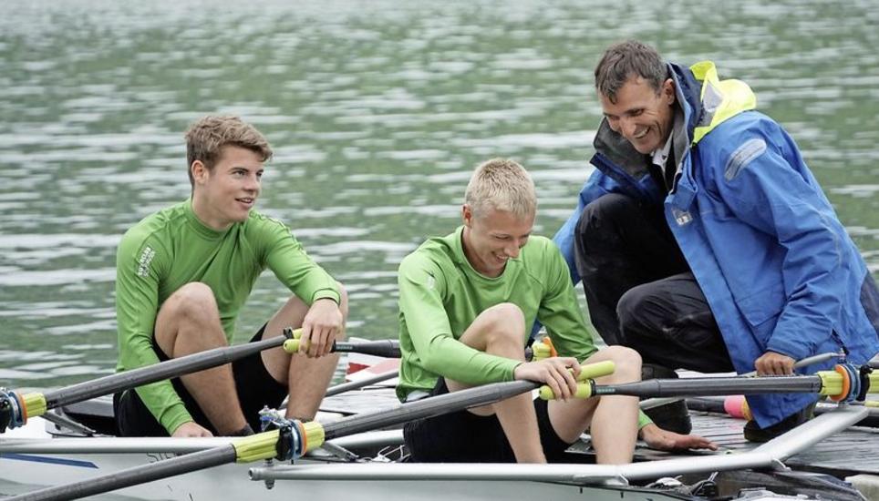 «Ein Spass, bevor der Ernst des Rennens losgeht, ist immer drin», sagt der Trainer (von links): die Schaffhauser Ruderer Leander Palm und Lars Gramespacher mit Trainer Ueli Bodenmann. Bild: Peter Koch