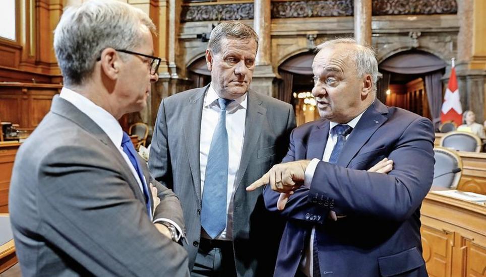 Erich Ettlin (links) – hier im Gespräch mit den SVP-Ständeräten Alex Kuprecht (rechts) und Roland Eberle – kam mit seinen Anliegen gestern nicht durch. Bild: Key