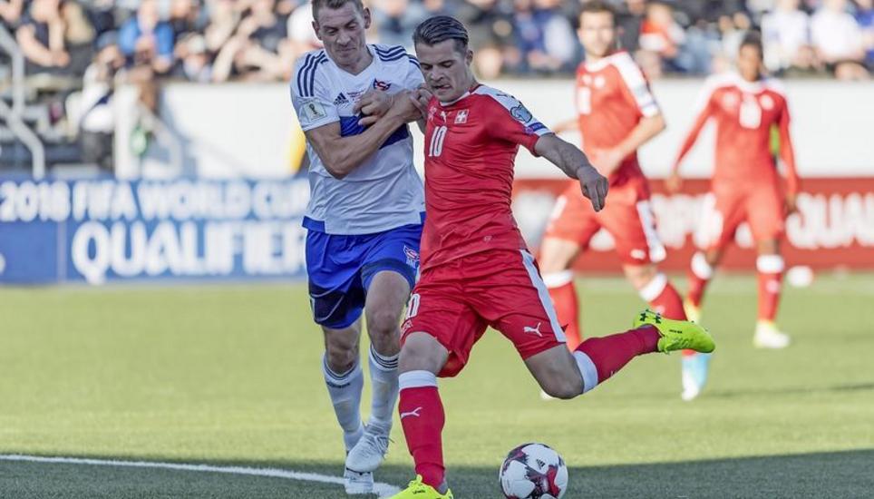 Granit Xhaka, der Torschütze zum 1:0, hier im Zweikampf gegen Faröer Frodi Benjaminsen. Bild: Key