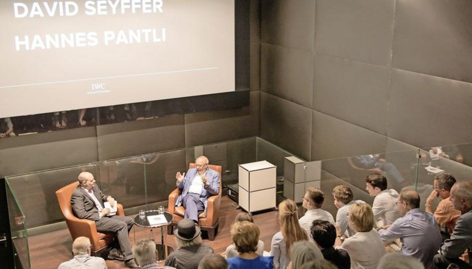 Museumskurator David Seyffer (links) gibt ein Stichwort, und IWC-Verwaltungsrat Hannes Pantli legt los. Bild: Jeannette Vogel