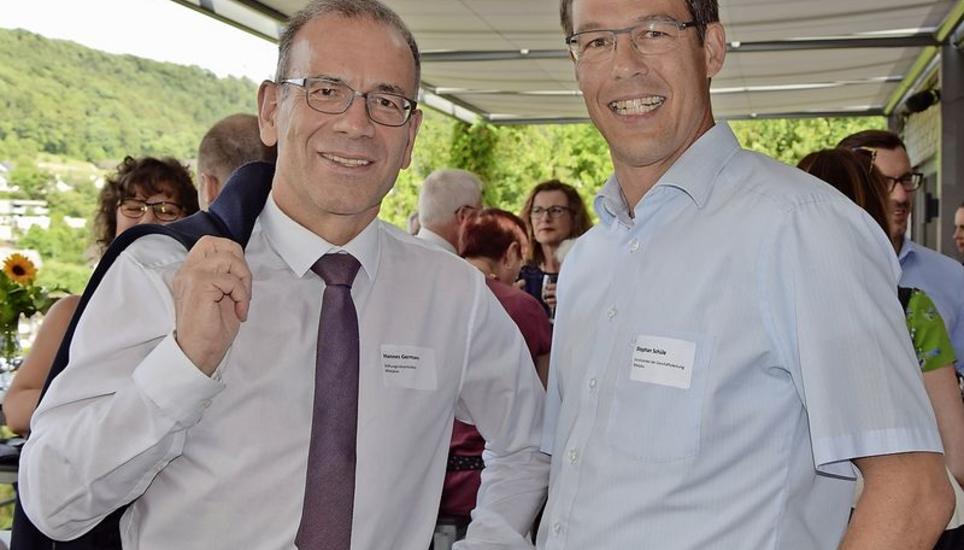 Hannes Germann (l.) und Stephan Schüle sagen am Jubiläumsfest allen Beteiligten Danke. Bild: Franziska Bartel