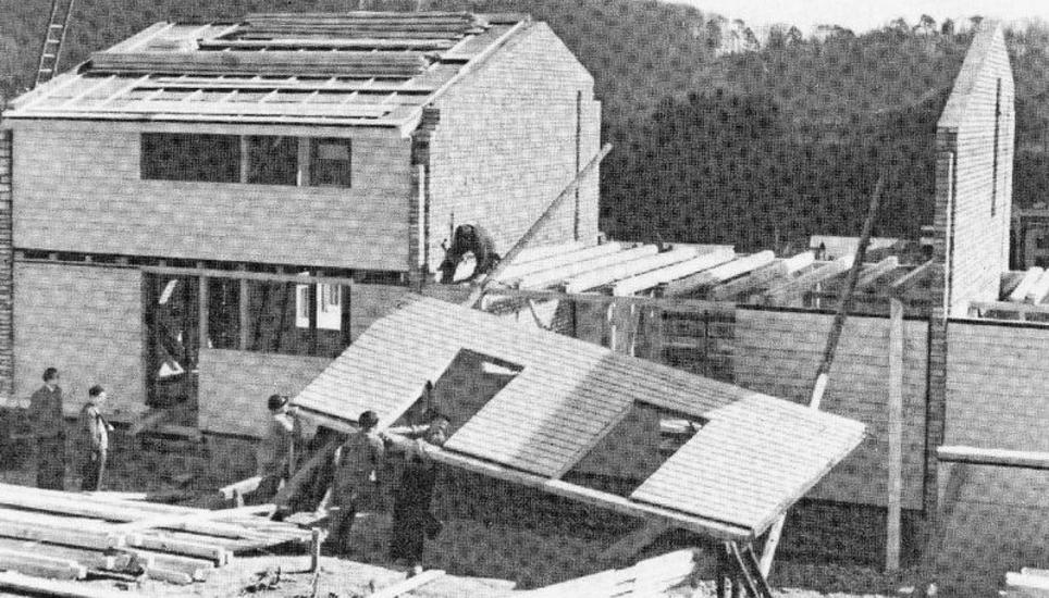 1942 im Rekordtempo errichtet: Zuerst wurden die Wände zwischen den Häusern gemauert, dann wurden die vorgefertigten Fassadenteile aus Holz montiert. Bild: zvg