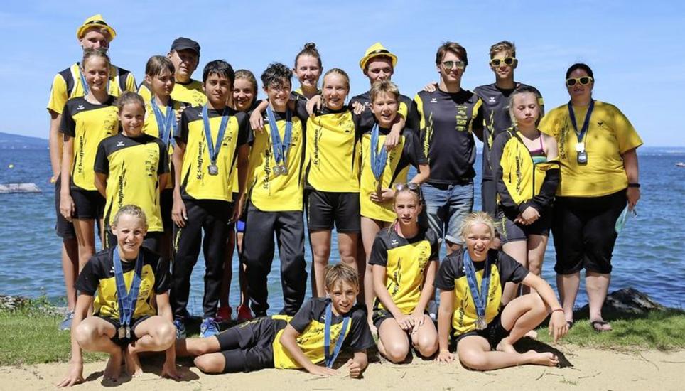 Gruppenbild zum Wettkampfabschluss: Die Delegation des Schwimmclubs Schaffhausen am Ufer des Bodensees mit Trainer Thomas Terschawetz und Yvonne Geiser. pd-Bild: Bernd Reisacher