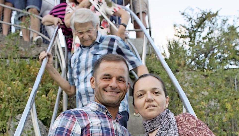 Salji und Nafije Emini mit anderen Neuzuzügern am Rheinfallfelsen. Bild: Grazia Barbera