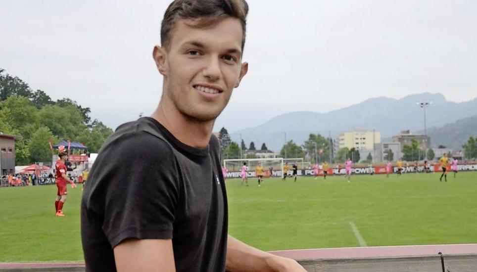 Interessierter Beobachter der FCS-A-Junioren: Shkelqim Demhasaj schaut sich den Ex-Verein am Finalturnier der Coca-Cola Junior League in Luzern genau an. Bild: Tobias Erlemann