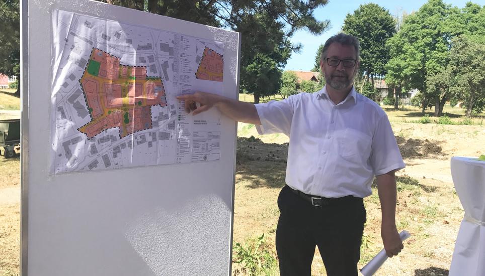 Bürgermeister Markus Möll mit Geländeplan für altersgerechte Wohnanlage. Bild: Radio Munot