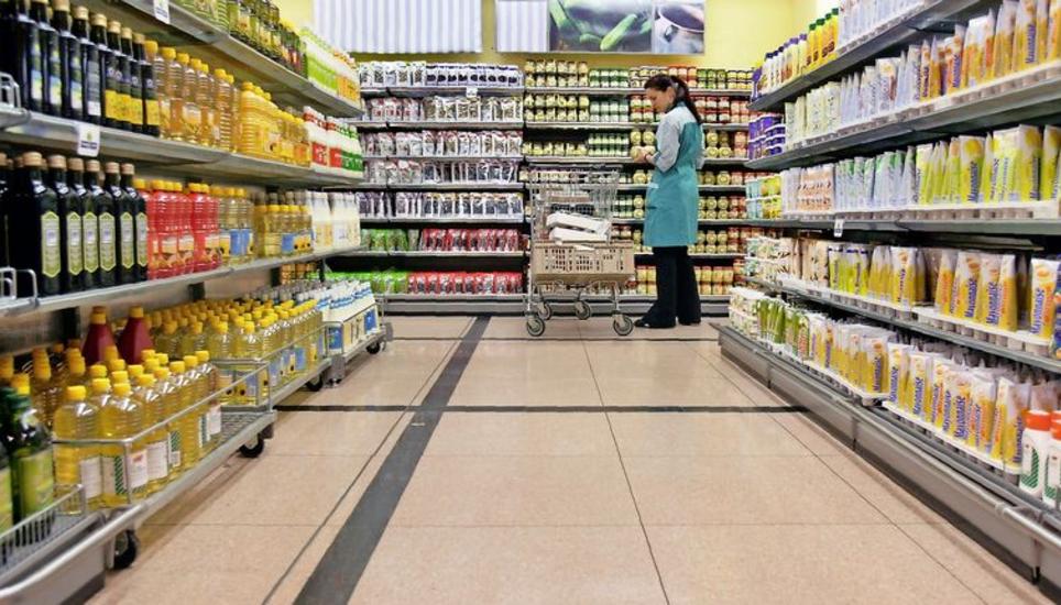 Regale beim Grossverteiler auffüllen – ein klassischer Ferienjob. Bild: Key