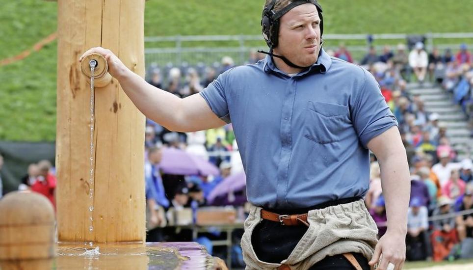 Matthias Glarner am Brunnen, beim Berner Oberländischen Schwingfest, am Sonntag, 25. Juni 2017 in Grindelwald. Bild: Key