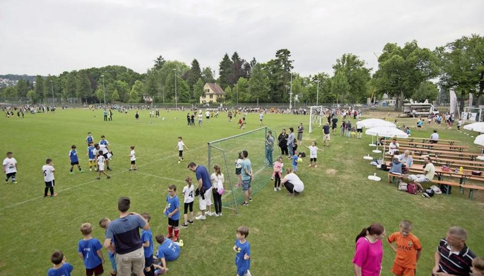 Die Bühlplätze sind fest in der Hand der Kinder, weit über 1000 Schülerinnen und Schüler waren vor Ort. Bild: Roger Albrecht