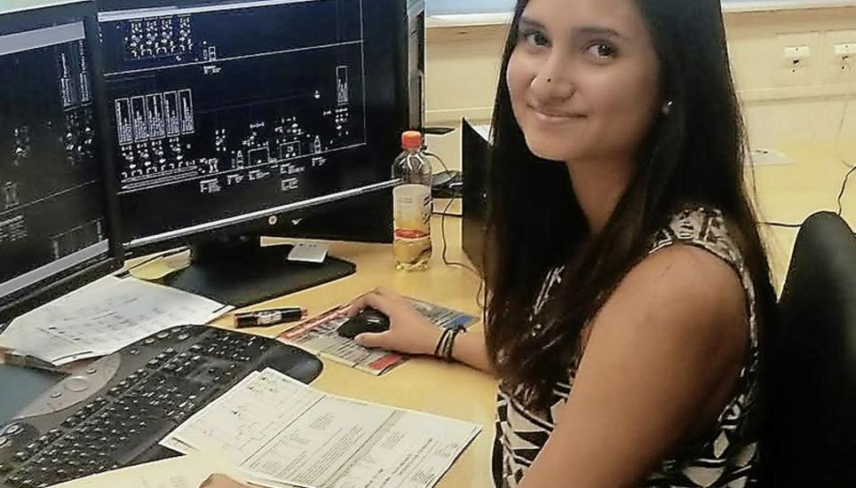 Anastasia Bachmann an ihrem Arbeitsplatz in einem Ingenieurbüro für Energie und Haustechnik in Schaffhausen. Bild: Maria Gerhard