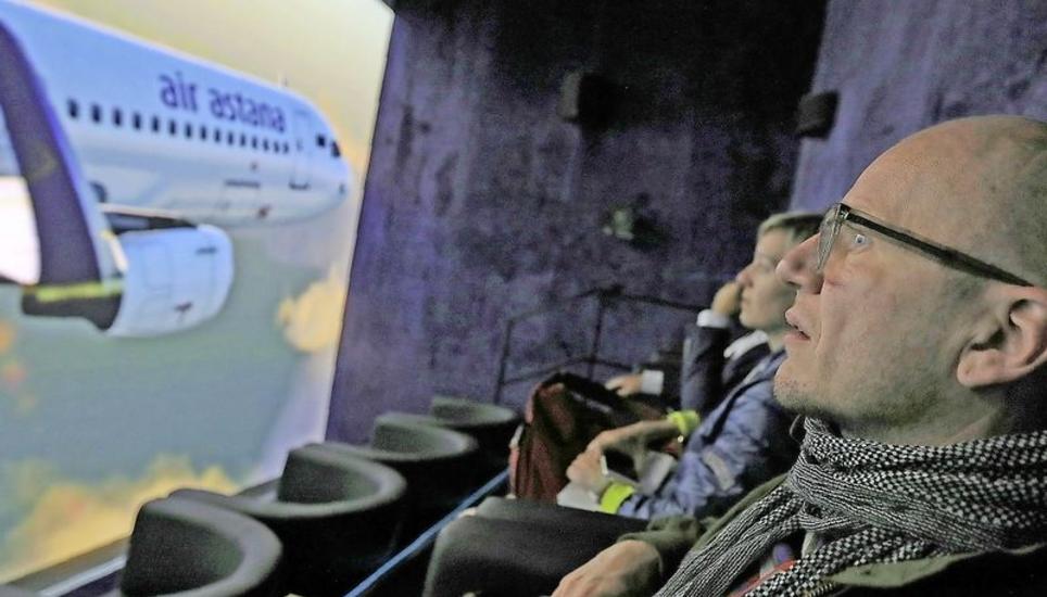 Nüssli hat ein Kino im Pavillon der Fluggesellschaft Air Astana gebaut. Bild: zvg