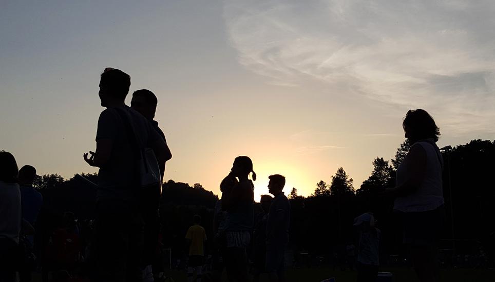 Zuschauen im Sonnenuntergang am Freitagabend. Bild: PH
