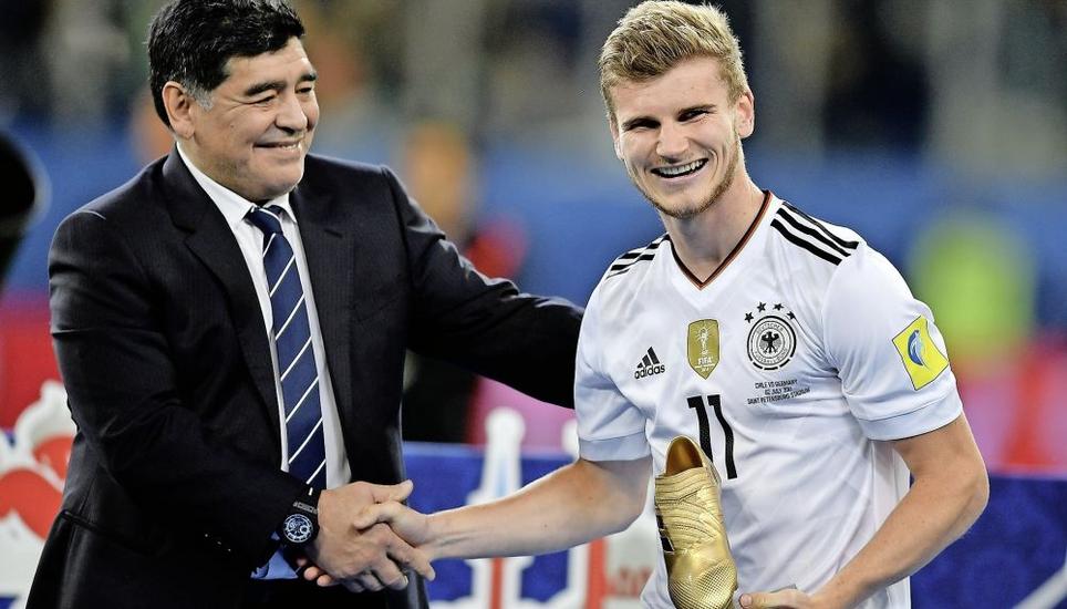 Zwei grosse Torjäger fast unter sich: Der argentinische Superstar Diego Armando Maradona (l.) übergibt dem deutschen Jungstar Timo Werner den goldenen Schuh. Bild: Key
