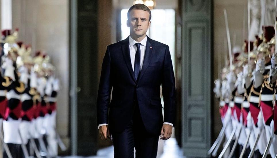 Emmanuel Macron auf dem Weg zu seinem pompösen Auftritt in Versailles. Bild: Key