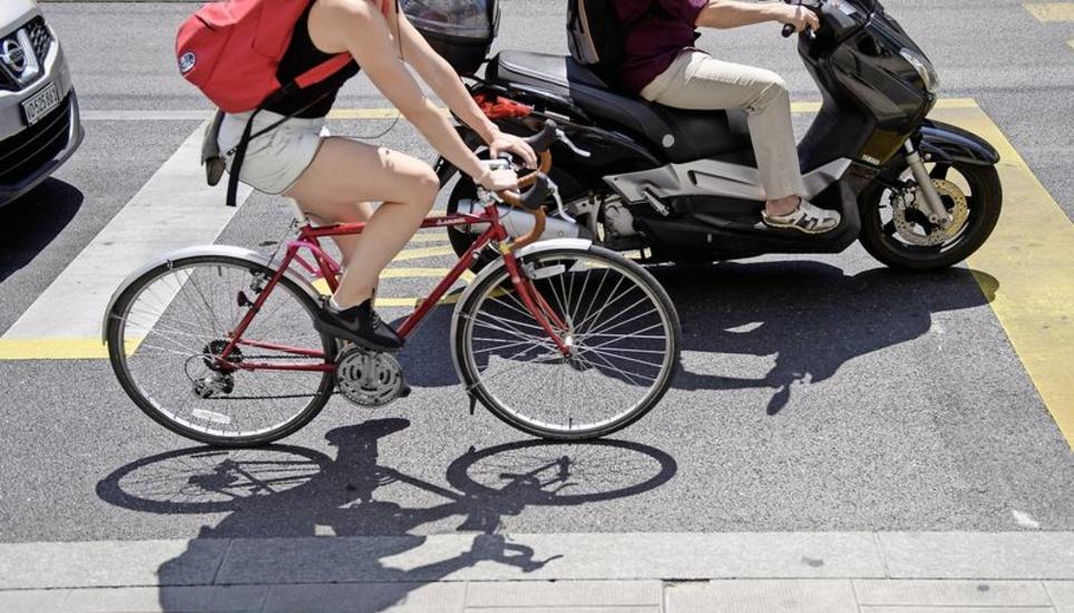 Kopfhörer beim Velofahren seien im heutigen Strassenverkehr zu gefährlich, findet Ulrich Giezendanner. Bild: Key