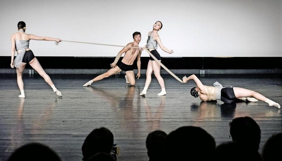 «Welchen Einfluss wir haben, ist uns oft nicht bewusst», sagt die Choreografin Prima Tharathep, deren Stück «Interconnected» die Botschaft hat, dass «alles mit allem verbunden» ist. Bild: Evelyn Kutschera