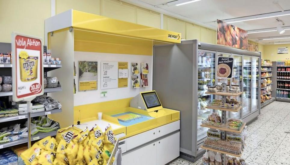 Gegen die geplanten Schliessungen von Poststellen regt sich auch auf politischer Ebene Widerstand. Das Bild zeigt eine Postagentur der Schweizerischen Post im Lebensmittelgeschäft Volg im zürcherischen Ossingen. Bild: Key