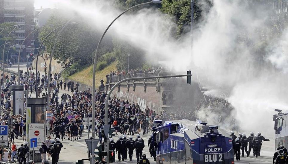 Demonstranten lieferten sich auch gestern heftige Auseinandersetzungen mit der Polizei, die mit Wasserwerfern und Tränengas gegen die Krawallmacher vorging.Bilder Key