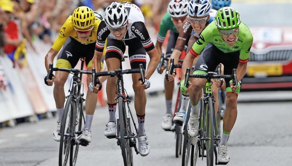 Rigoberto Uran (r., grünes Trikot) im heissen Endspurt gegen Warren Barguil (l.), dahinter in Lauerstellung Chris Froome. Bild: Key