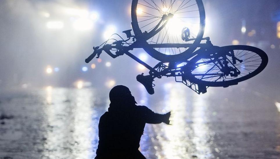 Mit dem Velo gegen Wasserwerfer: eine Szene der Hamburger Ausschreitungen. Bild: Key