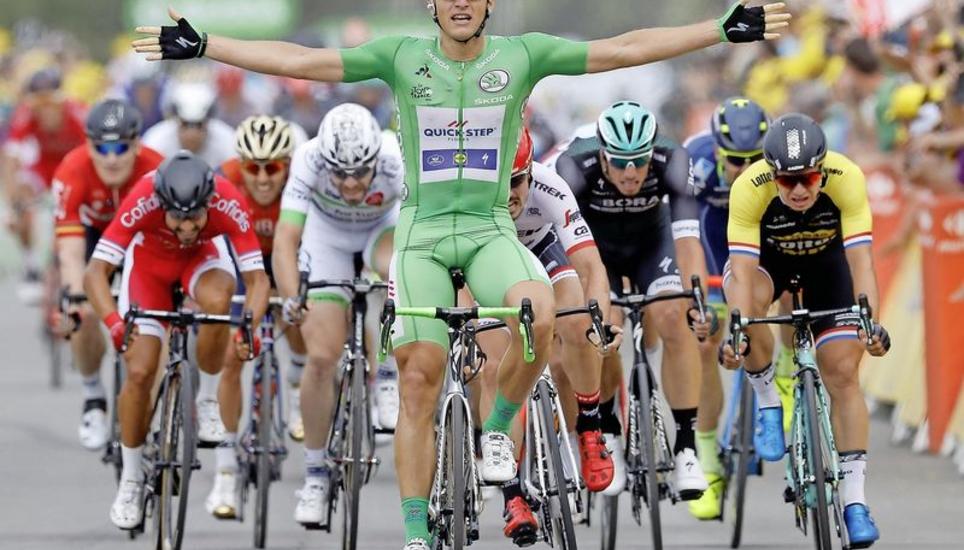 Ist im Sprint derzeit eine Klasse für sich: Marcel Kittel (Grünes Trikot) feiert seinen nächsten Etappentriumph. Bild: Key