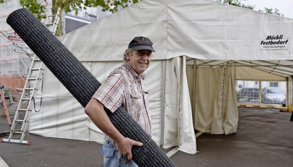 Silvio Maggi am Montag beim Aufbau des Festzelts für die «Grosse Musikwoche». Der Wirt des Restaurants Alt Neuhuuser Stübli hat die Veranstaltungsreihe 2011 ins Leben gerufen. Bild: Saskia Baumgartner