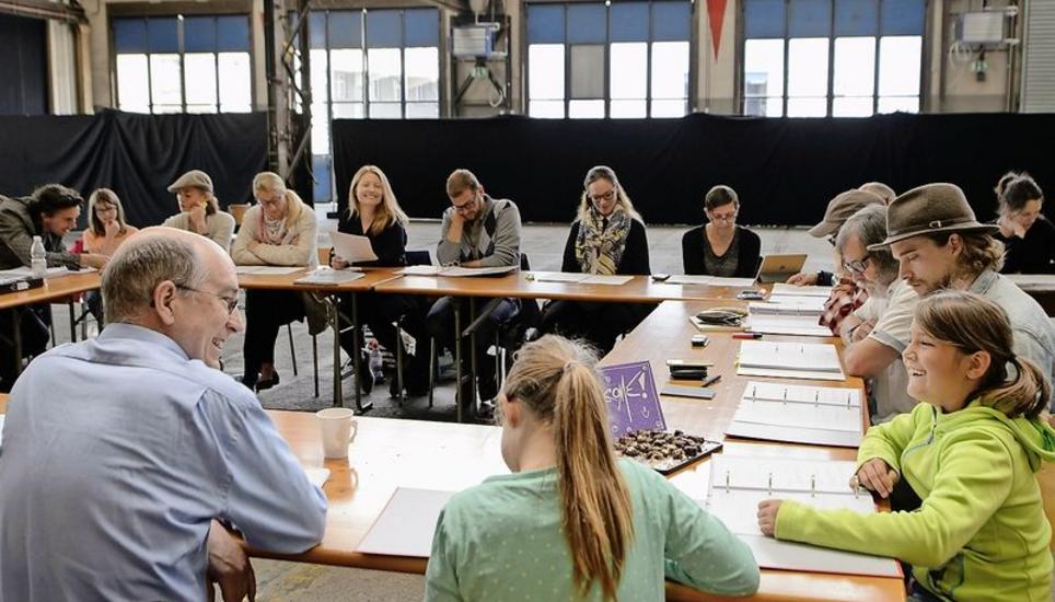 Die Vorfreude auf die künftige Zusammenarbeit im Bühnenprojekt war allen Mitwirkenden bei der ersten Leseprobe deutlich anzusehen. Bild: Selwyn Hofmann
