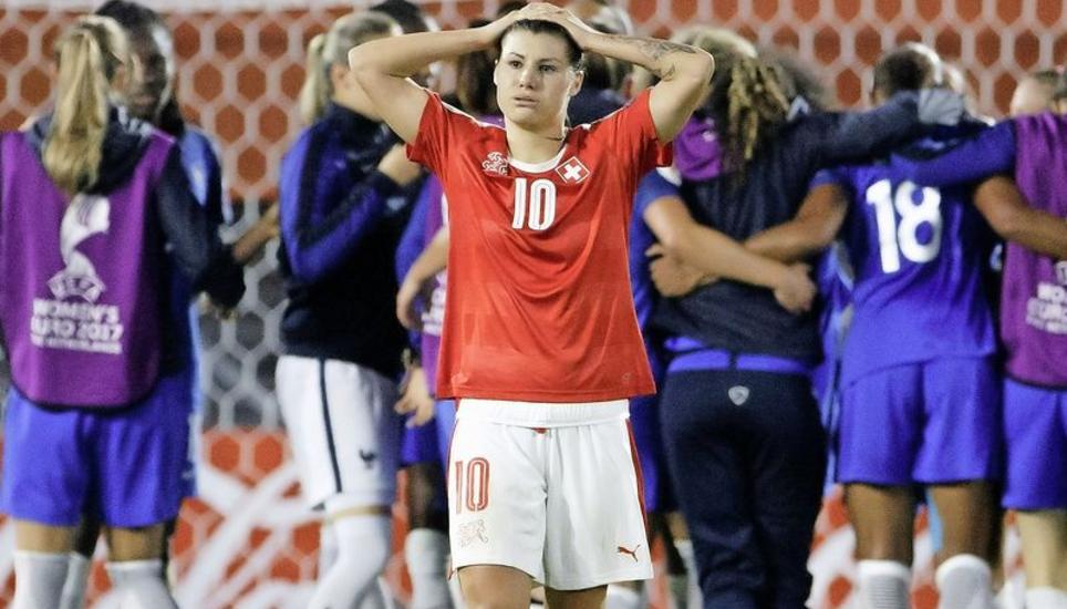 Ramona Bachmann trauert nach dem Ausscheiden, die Französinnen feiern den Einzug in die Viertelfinals. Bild: Key