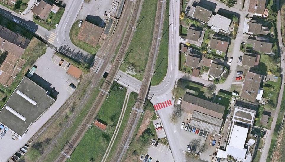 An der Einmündung der Victor-von-Bruns-Strasse in den Flurlingerweg (rote Markierung) soll wieder ein Fussgängerstreifen angebracht werden. Ein früherer Fussgängerstreifen wurde mit Einführung der Tempo-30-Zone entfernt. Bild: GIS Schaffhausen