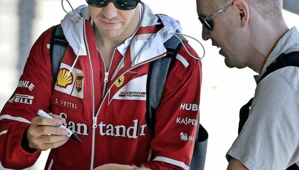 Der im Thurgau lebende Ferrari-Pilot Sebastian Vettel (links) hat viele Fans wie auf diesem Bild beim Training vor dem Grand Prix von Ungarn. Bild: Key