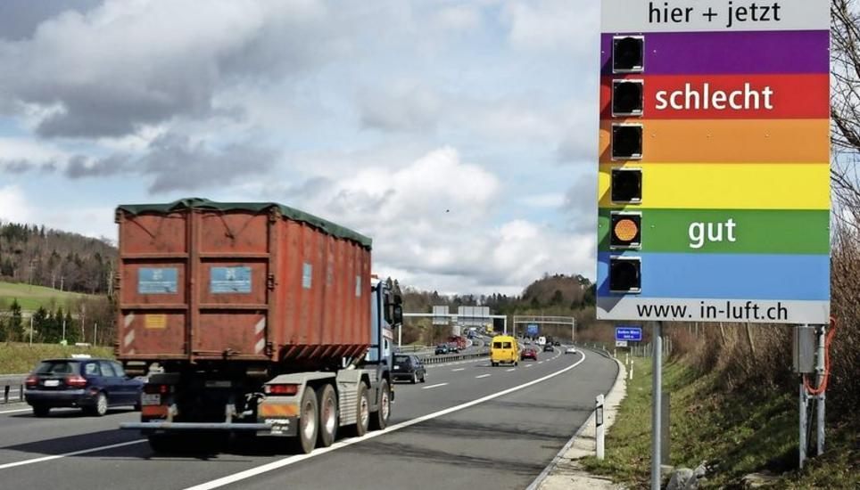 Ein Schild informiert die Autofahrer vor dem Baregg-Tunnel über die Luftbelastung, welche sich an den Grenzwerten der Luftreinhalteverordnung orientiert. Ansgar Gmür, Direktor des HEV Schweiz, stört sich an der LRV-Revision. Archivbild: Key