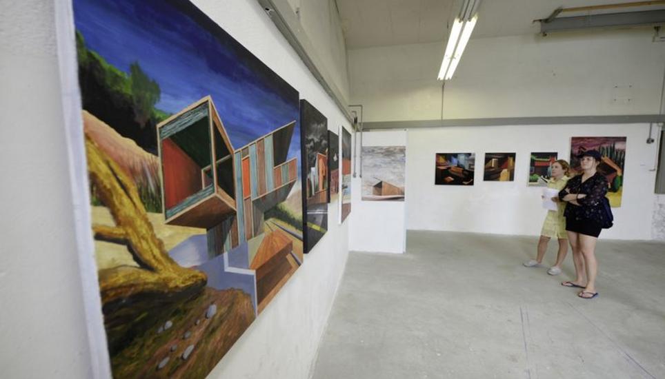 Eine Palette an Formen und Objekten, die sich alle im weitesten Sinne auf Architektur beziehen, sind auf den Gemälden von Stefan Kiss zu sehen. Gut gelingt es dem Künstler, durch perspektivische Verschiebungen Tiefenwirkung zu erzeugen. Bild: Selwyn Hoffmann